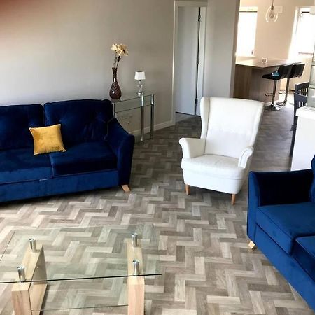 Stylish 3 Bed Apartment With Lough Atalia Views 戈尔韦 外观 照片