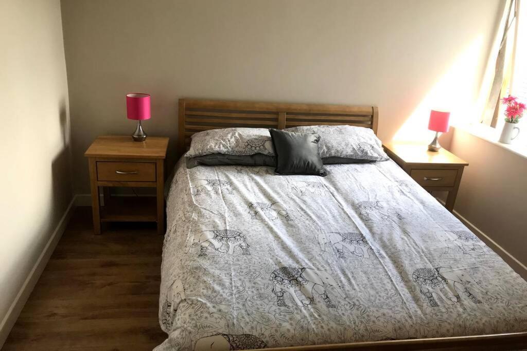 Stylish 3 Bed Apartment With Lough Atalia Views 戈尔韦 外观 照片